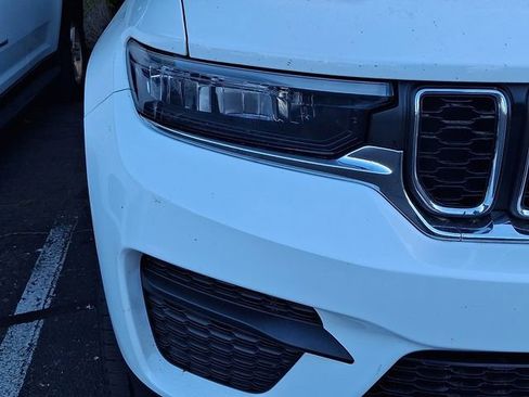 Used 2023 Jeep Grand Cherokee Laredo image 6