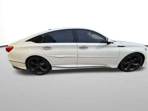 Used 2018 Honda Accord Touring image 9