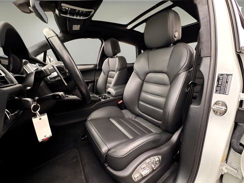 Used 2021 Porsche Macan Turbo AWD/4WD image 6