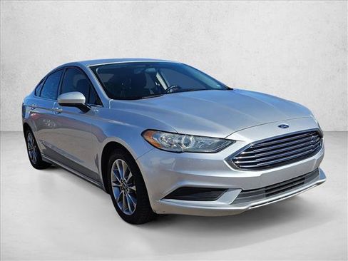 Used 2017 Ford Fusion SE w/ Fusion SE Technology Package image 3