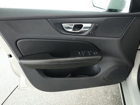 Used 2021 Volvo S60 T6 Momentum image 9