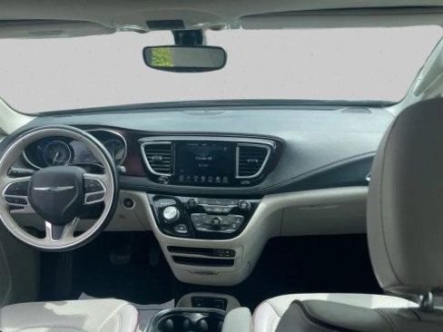 Used 2020 Chrysler Pacifica Limited FWD image 11