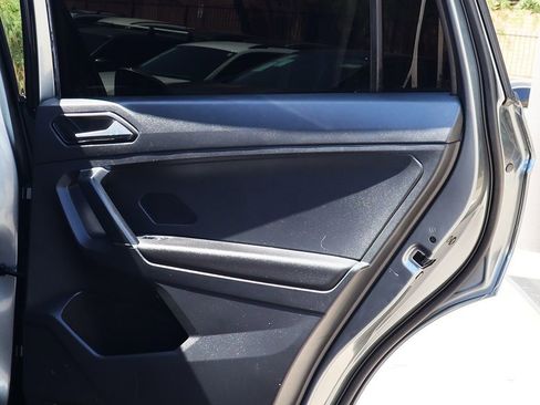 Used 2018 Volkswagen Tiguan SE w/ Panoramic Sunroof Package image 26