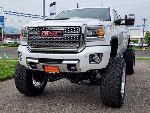 Used 2019 GMC Sierra 2500 Denali w/ Duramax Plus Package AWD/4WD image 3