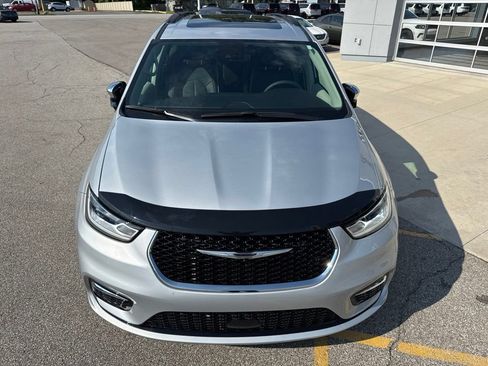 Used 2023 Chrysler Pacifica Limited AWD/4WD image 11