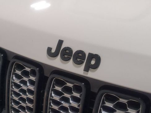 Used 2019 Jeep Grand Cherokee Altitude AWD/4WD image 15