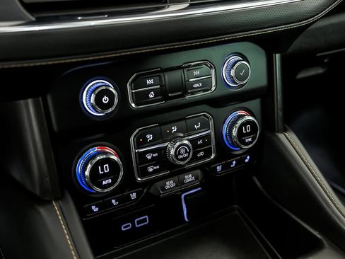 Used 2022 GMC Yukon XL AT4 AWD/4WD image 25