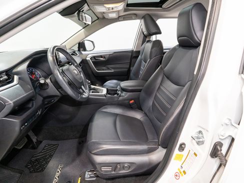 Used 2019 Toyota RAV4 XLE Premium FWD image 14