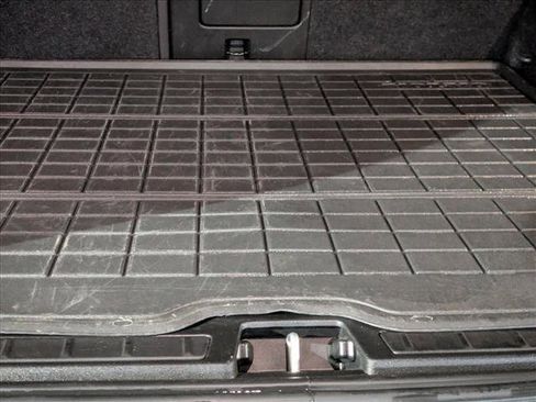 Used 2021 Volvo XC40 P8 Recharge image 6