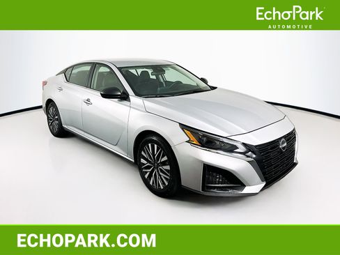 Used 2024 Nissan Altima 2.5 SV image 1
