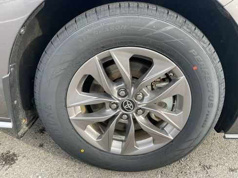 Used 2024 Toyota Sienna XLE image 33