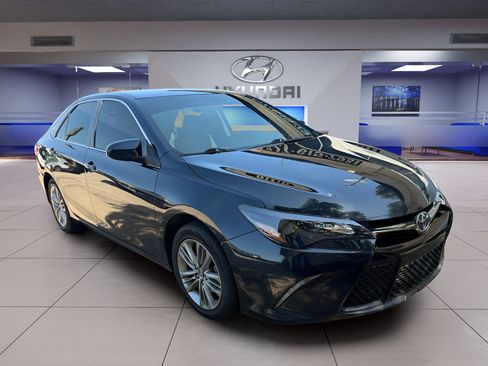 Used 2015 Toyota Camry SE FWD image 3
