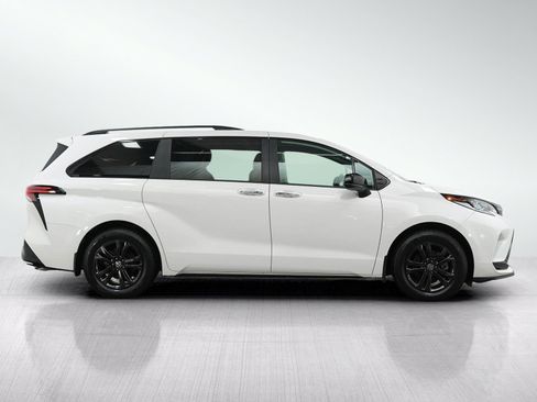 Used 2025 Toyota Sienna XSE AWD/4WD image 6