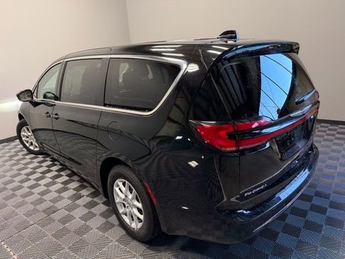 Used 2024 Chrysler Pacifica Touring-L image 12