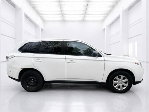 Used 2014 Mitsubishi Outlander ES FWD image 2