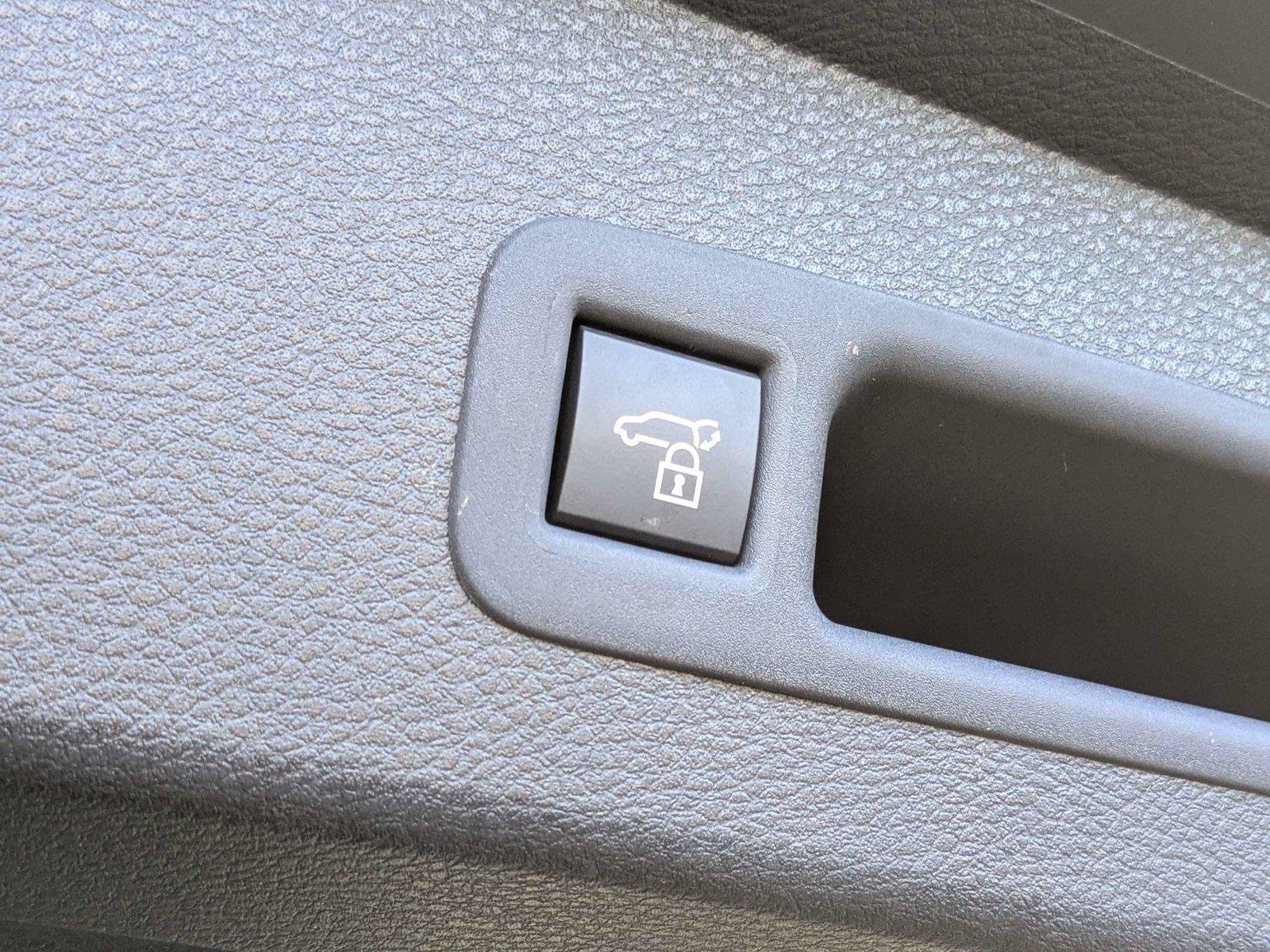 Certified 2025 Toyota Sienna XLE FWD image 8