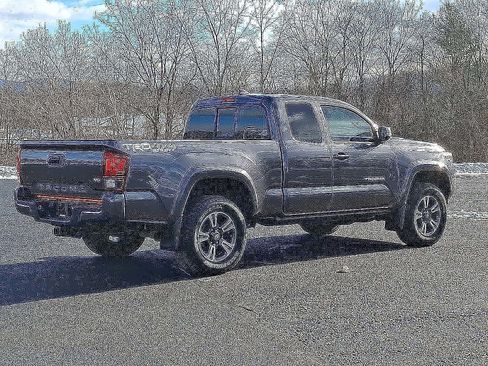 Used 2019 Toyota Tacoma TRD Sport image 6