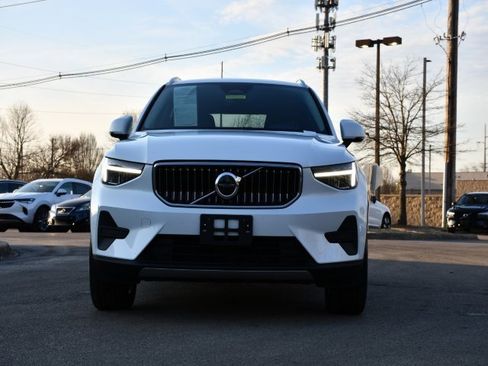 Certified 2025 Volvo XC40 B5 Core image 2