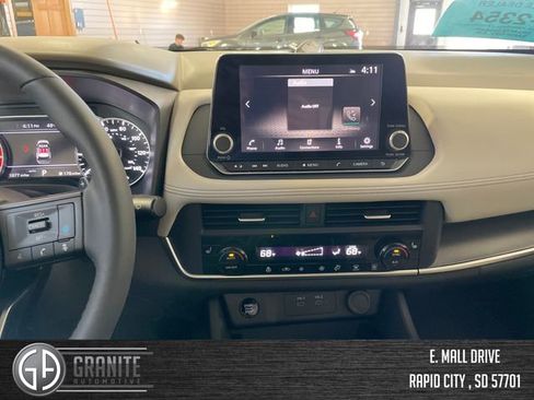 Used 2024 Nissan Rogue SV w/ SV Premium Package image 17