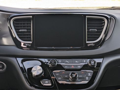 New 2025 Chrysler Voyager LX image 15