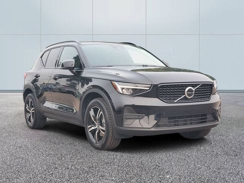 Certified 2026 Volvo XC40 B5 Core w/ Climate Package AWD/4WD image 3
