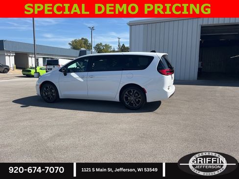 New 2026 Chrysler Pacifica Select image 20