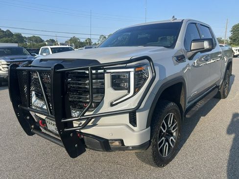Used 2025 GMC Sierra 1500 AT4 w/ Technology Package AWD/4WD image 4