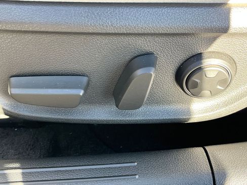 Used 2025 Genesis G70 2.5T image 23