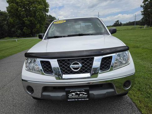 Used 2009 Nissan Frontier SE w/ SE Value Truck Pkg AWD/4WD image 3