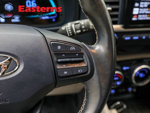 Used 2023 Hyundai Venue Limited image 19