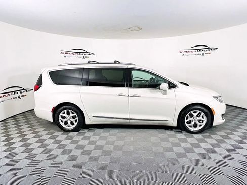 Used 2017 Chrysler Pacifica Touring-L Plus w/ Advanced Safetytec Group FWD image 9