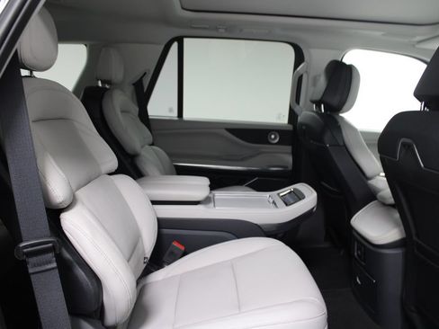 New 2026 Lincoln Navigator Reserve AWD/4WD image 33