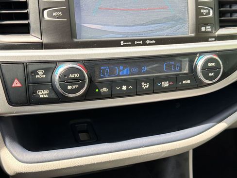 Used 2019 Toyota Highlander XLE AWD/4WD image 18