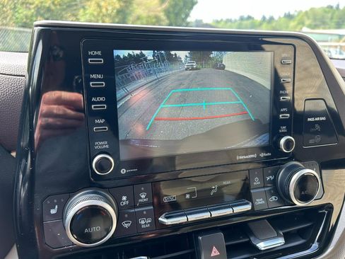 Used 2022 Toyota Highlander XLE AWD/4WD image 23
