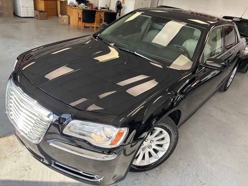 Used 2014 Chrysler 300 image 9