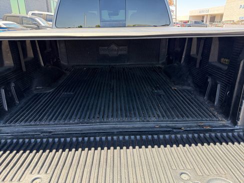 Used 2019 Nissan Titan SV w/ SV Convenience Package RWD image 16