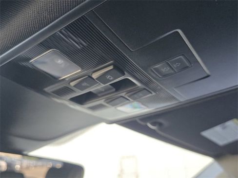 Used 2023 Volkswagen Tiguan SE R-Line image 38