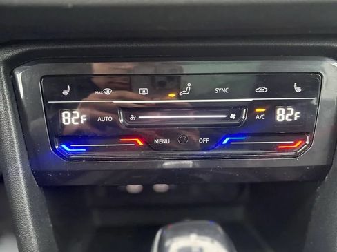 Used 2022 Volkswagen Tiguan SE w/ Panoramic Sunroof Package AWD/4WD image 18