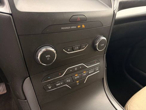 Used 2020 Ford Edge SE FWD image 17