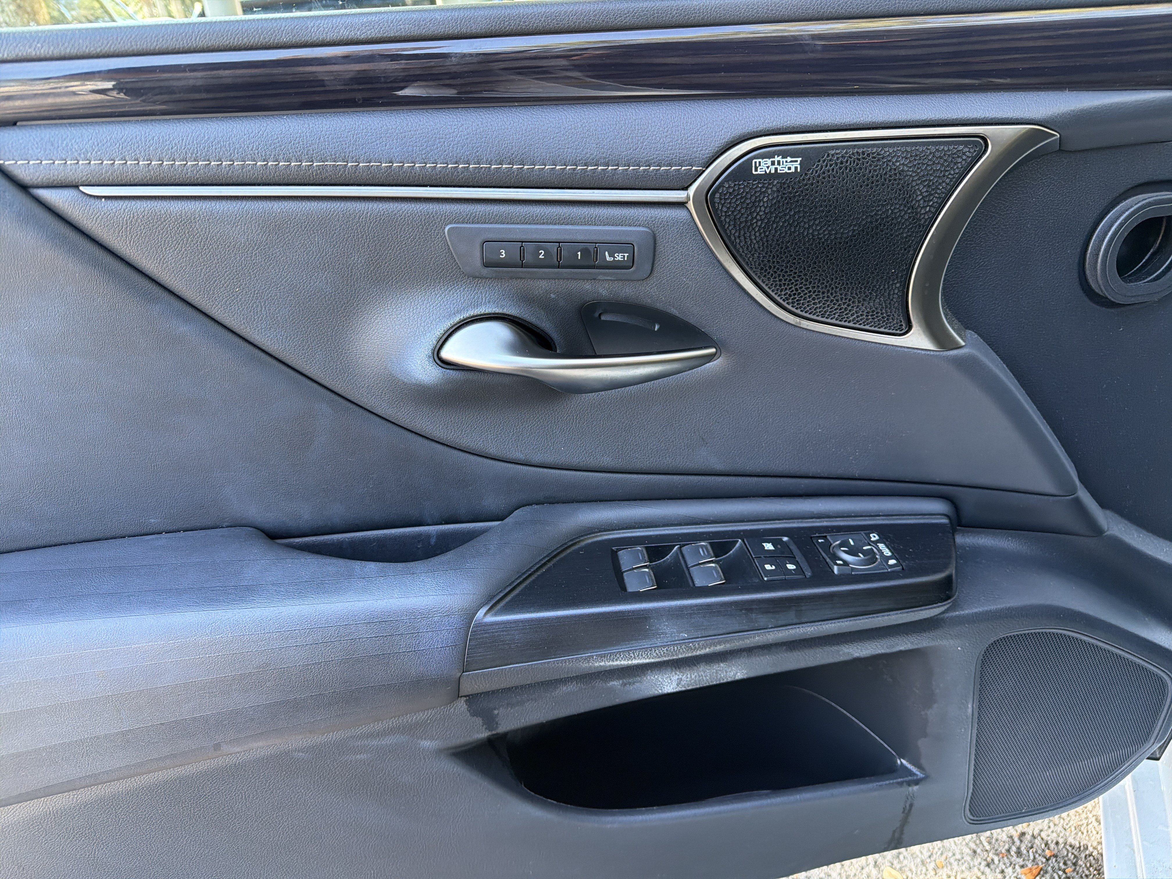 Used 2021 Lexus ES 300h w/ Accessory Package FWD image 13