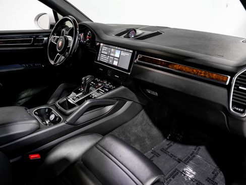 Used 2020 Porsche Cayenne S image 27