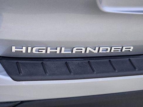 Used 2024 Toyota Highlander LE image 11