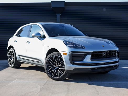 Certified 2025 Porsche Macan image 9