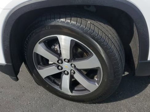 Used 2021 Chevrolet Traverse LT w/ LT Premium Package FWD image 3