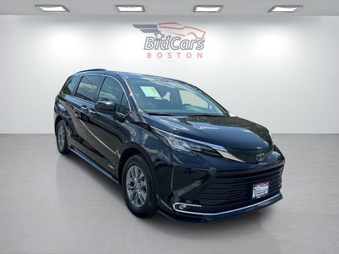 Used 2021 Toyota Sienna XLE w/ XLE Plus Package FWD image 3