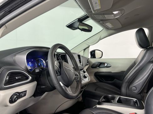 Certified 2024 Chrysler Pacifica Select image 22