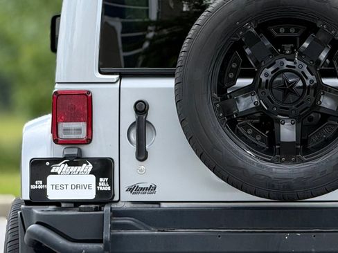 Used 2014 Jeep Wrangler Unlimited Rubicon w/ Dual Top Group AWD/4WD image 16