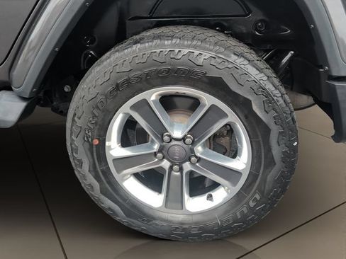 Used 2018 Jeep Wrangler Unlimited Sahara AWD/4WD image 4