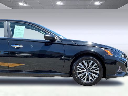 Used 2025 Nissan Altima 2.5 SV FWD image 34