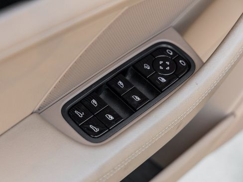 Certified 2018 Porsche Panamera image 19